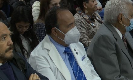 Entregan nombramiento a dr. Carlos del Bosque por 48 años de trayectoria