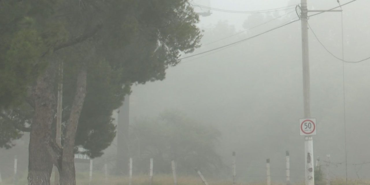 Frente frío afecta a Saltillo; desciende flujo de peatones y automóviles