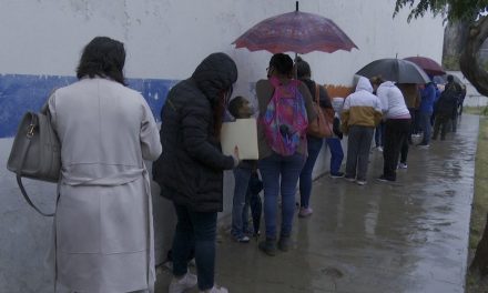 Menores que acuden a vacunarse en Saltillo soportan frío y lluvia