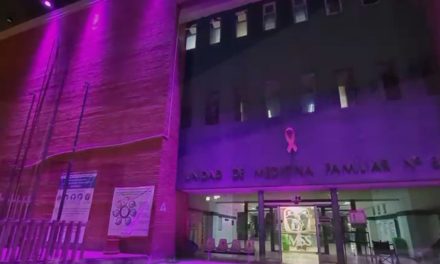 Iluminan de rosa edificios del IMSS