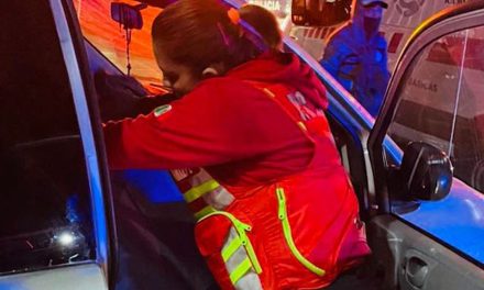 Hombre no alcanza a llegar al hospital y muere en su camioneta de un infarto en Ramos