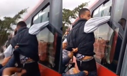 Video: Ladrón termina colgado de un camión y gente aprovecha para golpearlo y robarlo