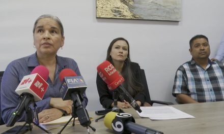 Maestros exigen su reinstalación