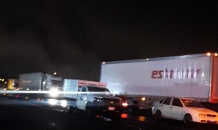 Delincuentes hacen su ‘agosto’ y realizan asalto masivo mientras ocurría un accidente en la autopista