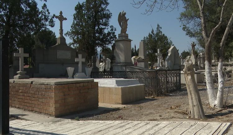 Listos panteones para el Día de Muertos en Saltillo