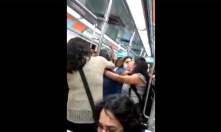 Dos mujeres arman una campal por un asiento del metro…’ ¡Ya tranquilas!’, les gritan (video)