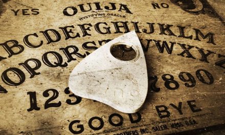 Abuelita le deja una ouija personalizada a sus familiares para que se comuniquen con ella en el más allá