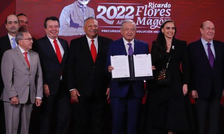 AMLO firma acuerdo para reducir 8% precio de la canasta básica
