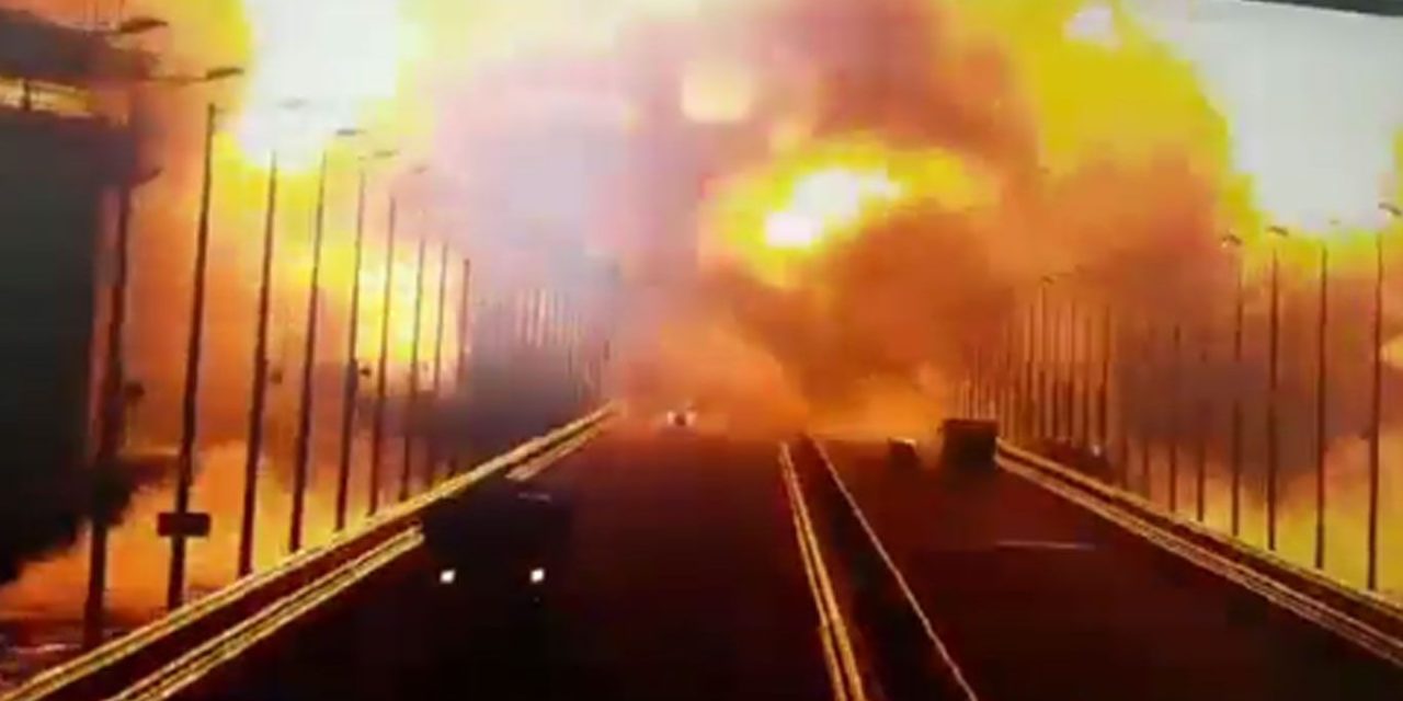 Explota coche bomba en el único puente que une a Crimea y Rusia (video)