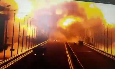 Explota coche bomba en el único puente que une a Crimea y Rusia (video)