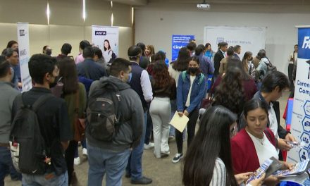 Realizan feria del empleo en la UAdeC