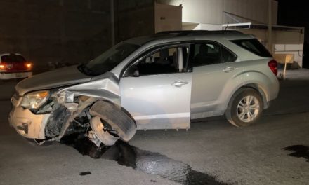 Rebasa en curva y provoca choque en Ramos Arizpe