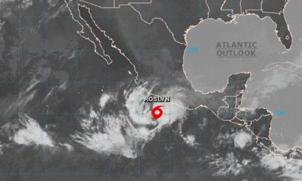 Huracán Roslyn toca tierra en Nayarit… se degrada a categoría 1