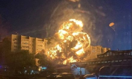 Avión militar se impacta contra edificio de departamentos en Rusia (video)