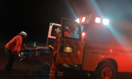 Saltillense se impacta con tráiler en la carretera Saltillo-Torreón