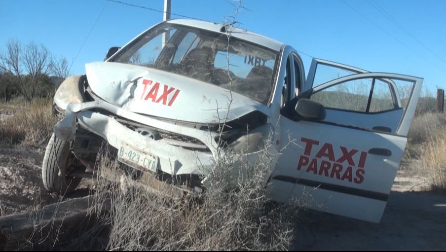 Taxista se sale de la carretera Parras-Paila y resulta lesionado