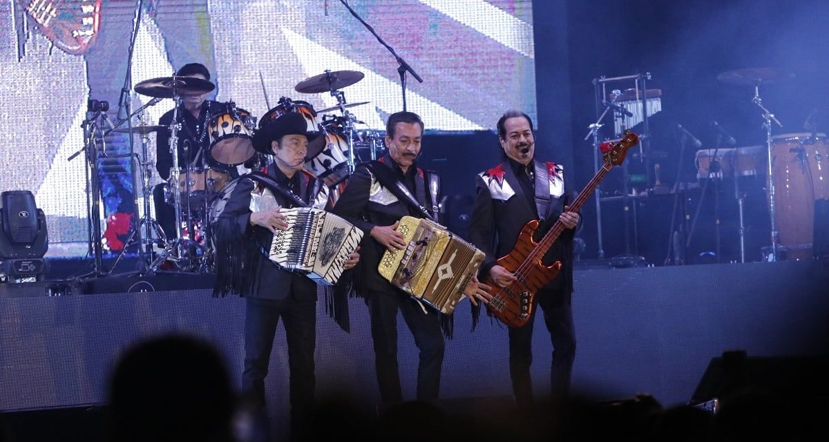 Mientras brillaban en el escenario; así se enteraron los Tigres del Norte que su mamá falleció; después les avisan que seguía viva
