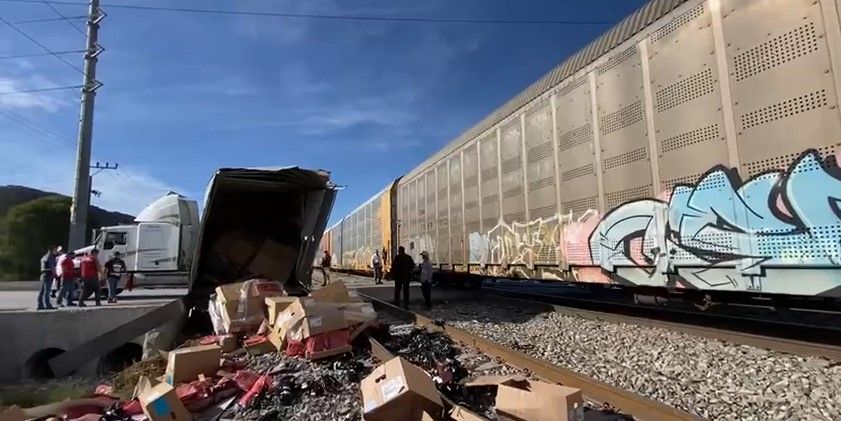 Tráiler intenta ganarle el paso al tren y es arrollado en Ramos