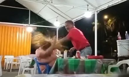 Hombre le avienta sus tacos a su mujer… ella quería ir al Vips (video)