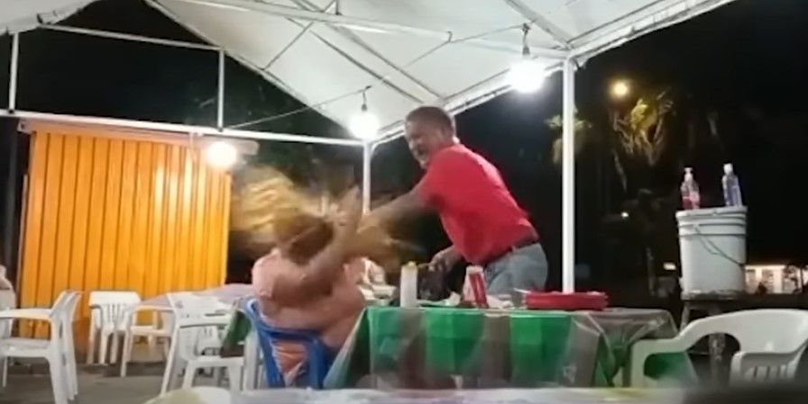 Hombre le avienta sus tacos a su mujer… ella quería ir al Vips (video)