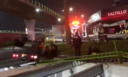 Saltillo: Tres lesionados en volcadura sobre el distribuidor vial de bulevar V. Carranza