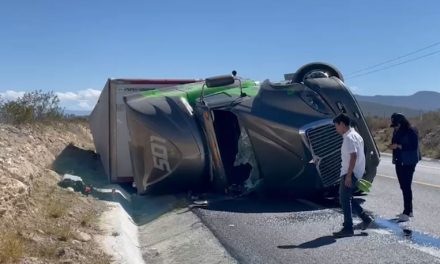 Ramos Arizpe: Vuelca camión en canal de drenaje en carretera a Monclova
