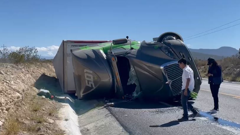Ramos Arizpe: Vuelca camión en canal de drenaje en carretera a Monclova