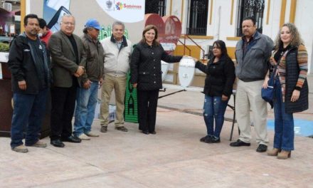 Diana Haro entrega luminarias en Sabinas, Coahuila