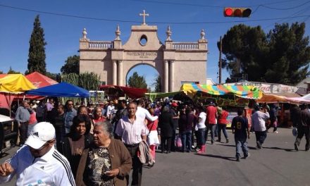Llegan saltillenses a visitar a sus seres queridos a los panteones