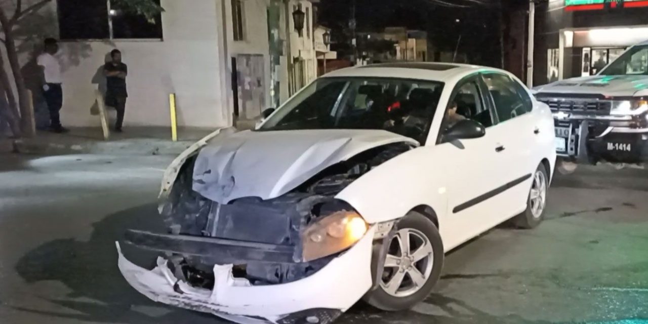 Tras choque en el Centro de Saltillo, ningún conductor acepta la culpa