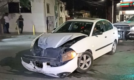 Tras choque en el Centro de Saltillo, ningún conductor acepta la culpa