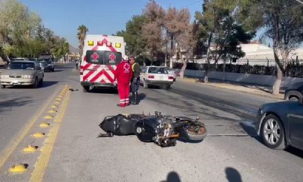 Conductor le quitó el derecho de paso a motociclista en Saltillo