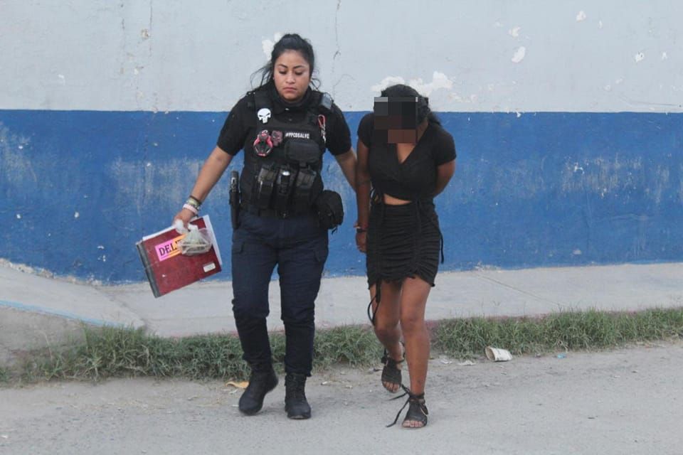 Violenta mujer a sus hijas con un azadón, en Monclova