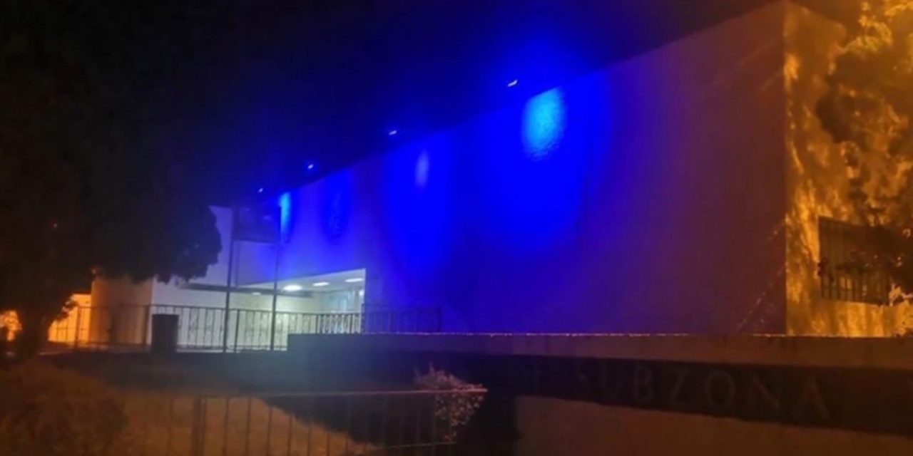 Ilumina IMSS edificios en azul en Coahuila