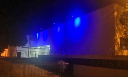 Ilumina IMSS edificios en azul en Coahuila