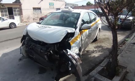Saltillo: Taxista hace caso omiso de alto y provocó un choque con volcadura