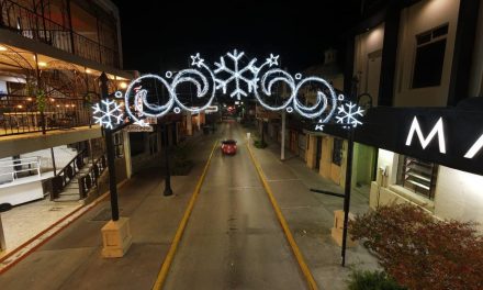 Colocan adornos navideños en Acuña