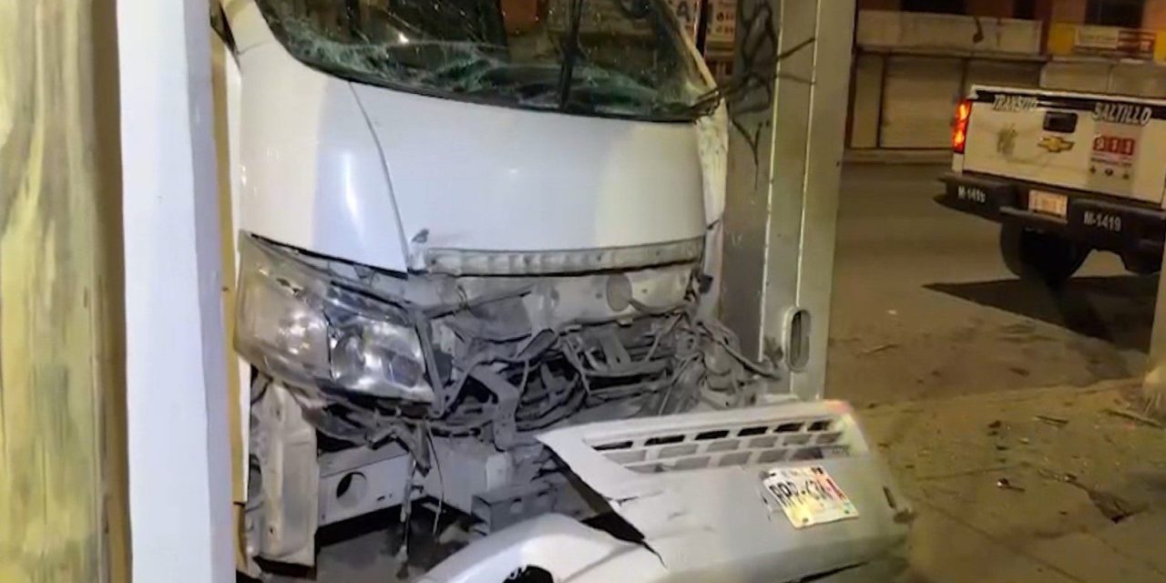 Chocan y abandonan camioneta en el centro de Saltillo