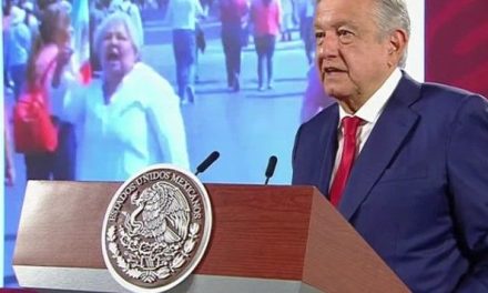 Señora llama ‘indio de Macuspana’ a López Obrador en marcha del INE… él le manda un abrazo