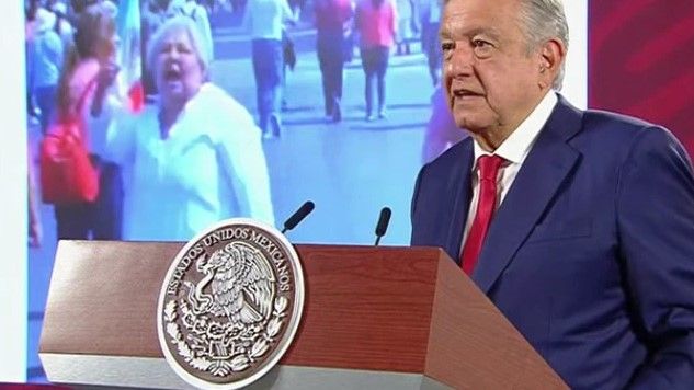 Señora llama ‘indio de Macuspana’ a López Obrador en marcha del INE… él le manda un abrazo