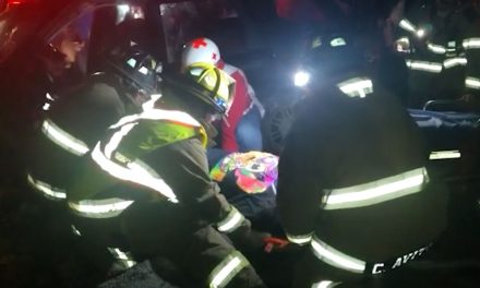Mujeres se estrellan y terminan prensadas al chocar contra una barda en Saltillo
