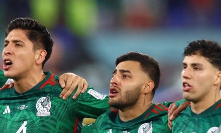 Video: Alexis Vega nos pone la ‘piel de gallina’ al romper en llanto durante el Himno Nacional