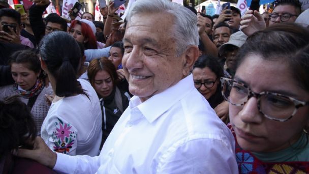Acercan auto de AMLO para llevarlo al Zócalo pero prefiere seguir de pie