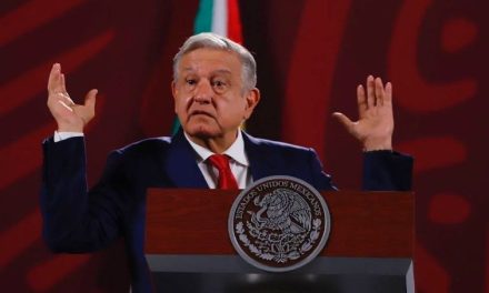 Para AMLO la marcha para defender el INE fue un ‘striptease político’