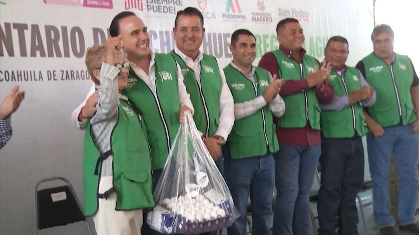 Entrega Manolo Jiménez apoyos del Programa Alimentario en La Laguna