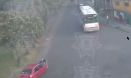 Edomex: Conductor atropella a motociclista, se intenta dar a la fuga pero camionero lo detiene