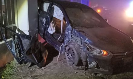 Ramos Arizpe: Termina incrustado en barda del libramiento Óscar Flores Tapia