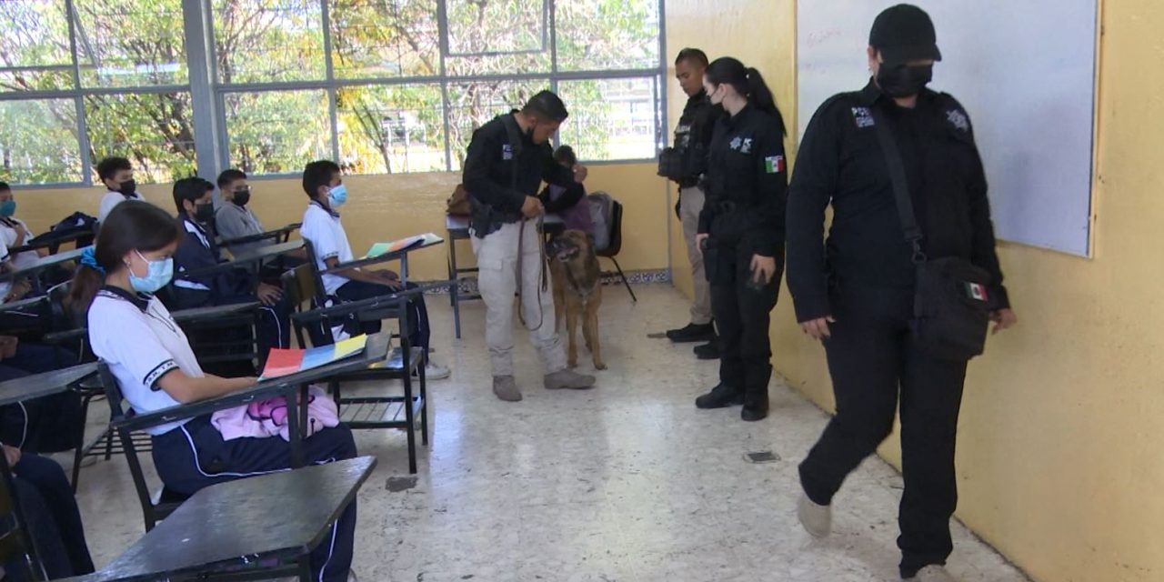 Saltillo: Elementos de la Policía Estatal sorprendieron a alunnos en la secundaria Federico Berrueto Ramón con el ‘operativo mochila’