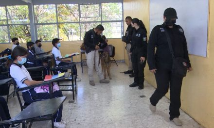 Saltillo: Elementos de la Policía Estatal sorprendieron a alunnos en la secundaria Federico Berrueto Ramón con el ‘operativo mochila’