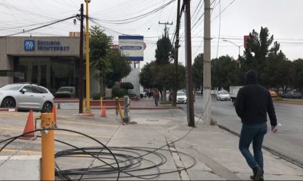 Cables en la vía pública causan problemas a peatones en bulevar V. Carranza de Saltillo